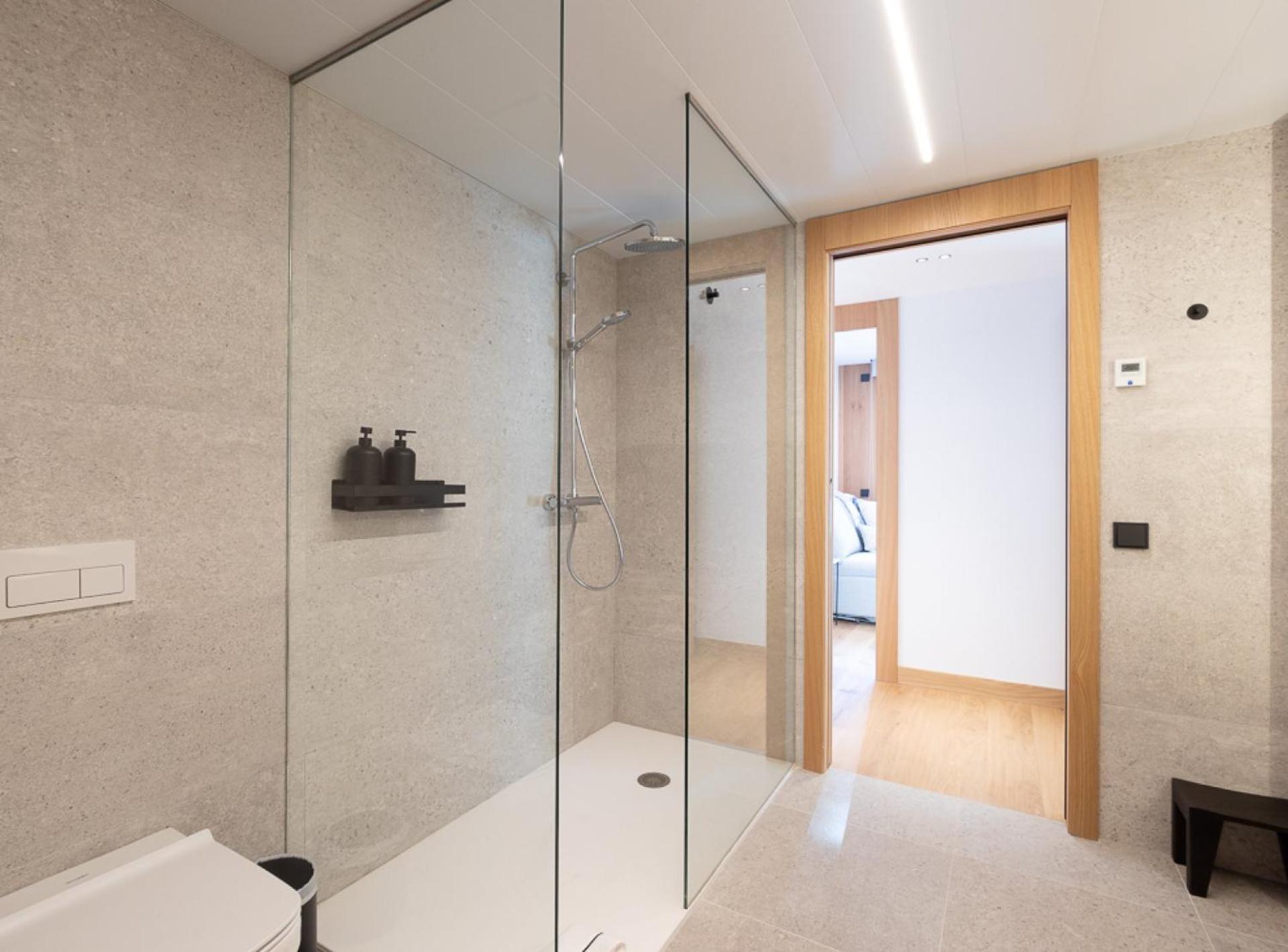 Isard Homes & By Select Apartament *